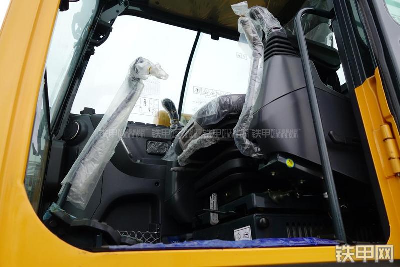 现代R60-9挖掘机局部