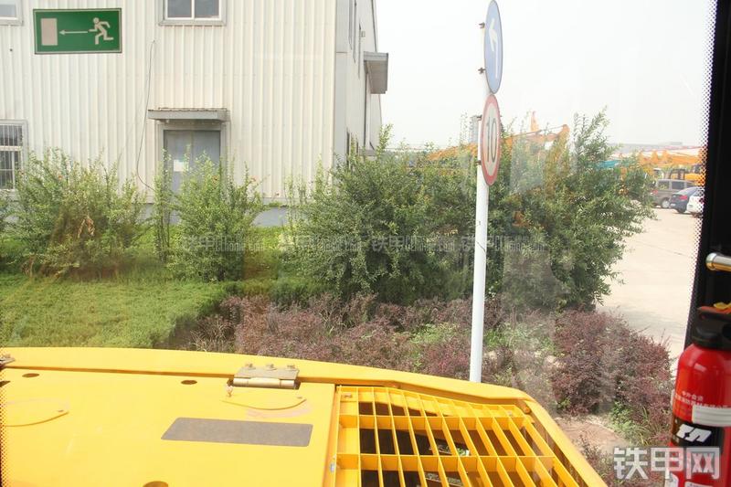 雷沃重工FR75挖掘机局部