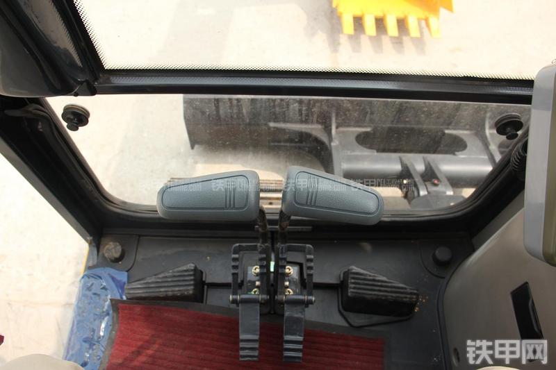 雷沃重工FR75挖掘机局部