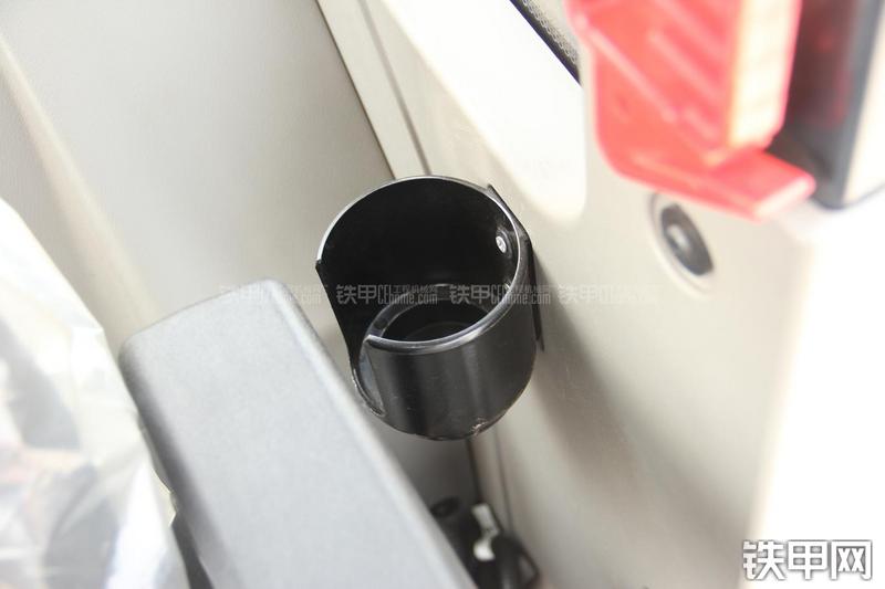 雷沃重工FR75挖掘机局部