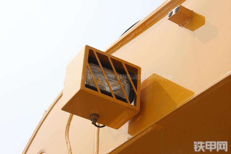 雷沃重工FR75挖掘机局部