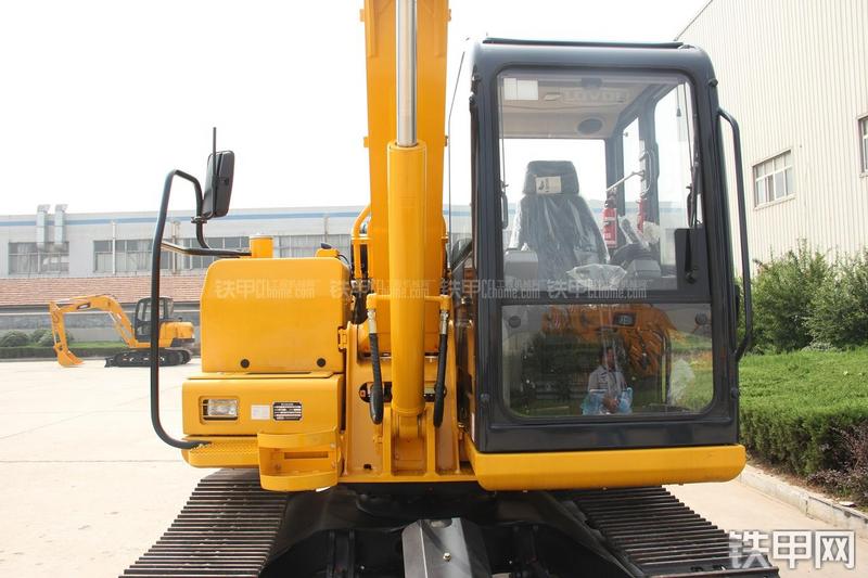 雷沃重工FR75挖掘机局部