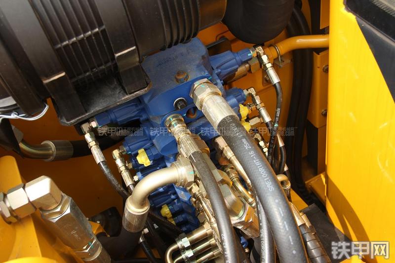 雷沃重工FR75挖掘机局部