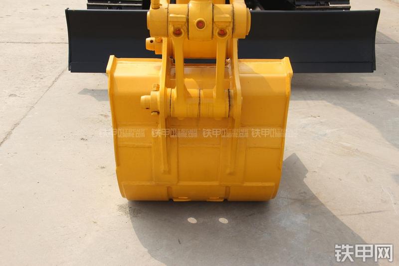 雷沃重工FR75挖掘机局部