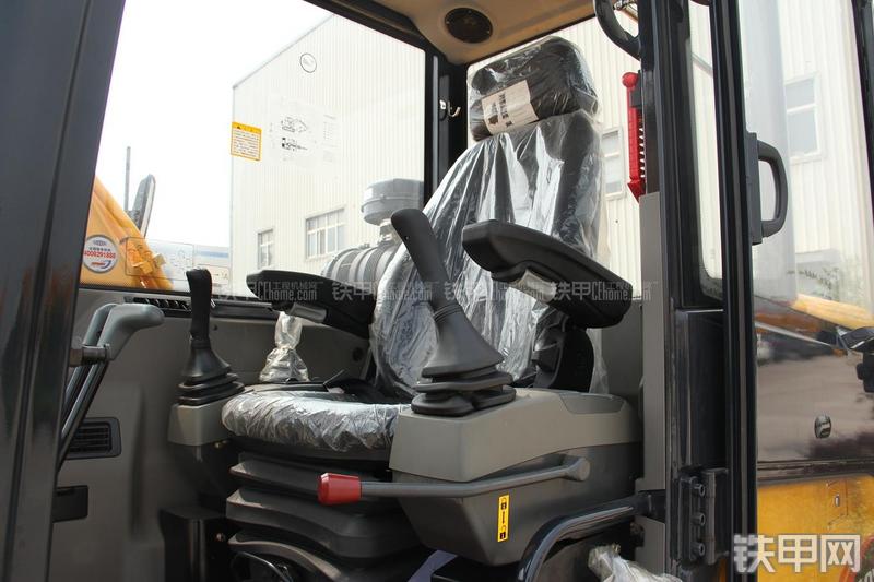 雷沃重工FR75挖掘机局部