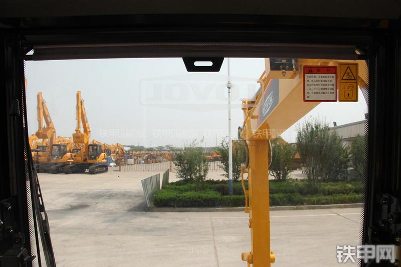 雷沃重工FR75挖掘机局部