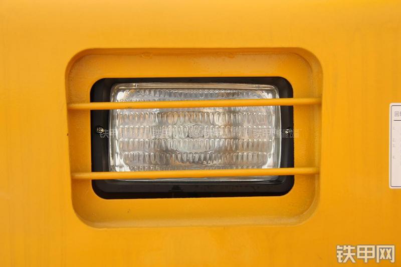 雷沃重工FR75挖掘机局部