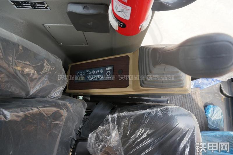 雷沃重工FR60挖掘机局部