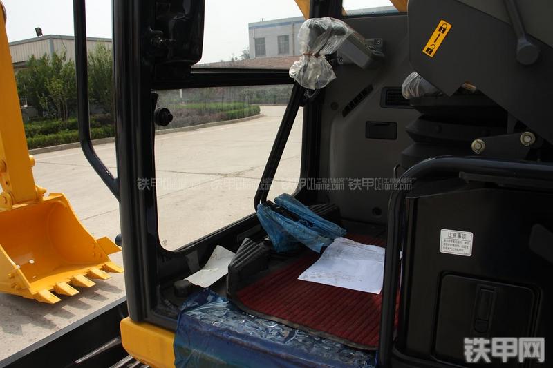 雷沃重工FR75挖掘机局部