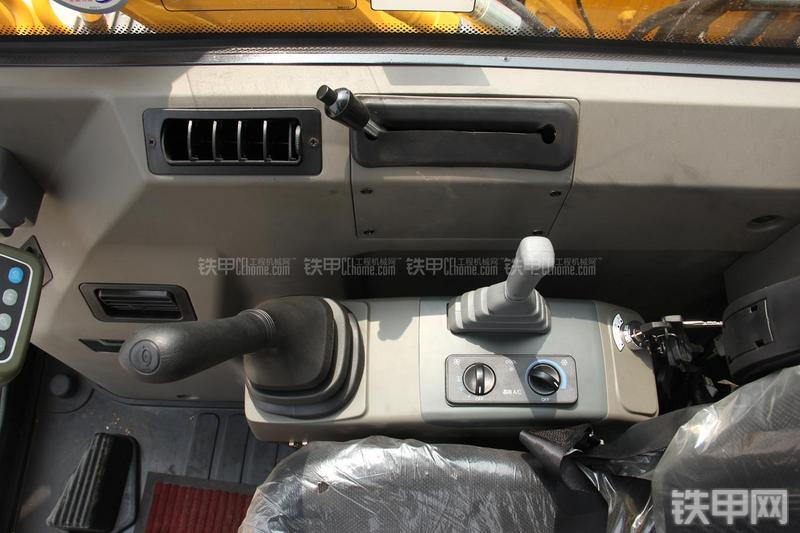 雷沃重工FR75挖掘机局部