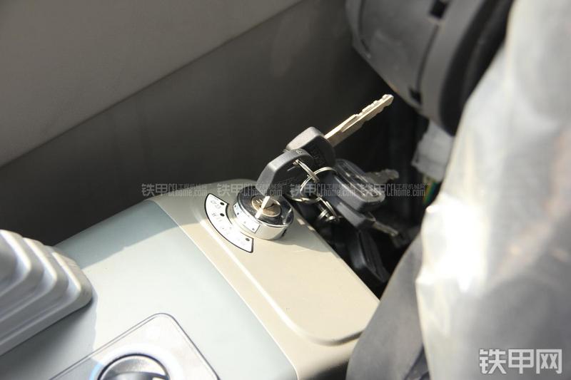 雷沃重工FR75挖掘机局部