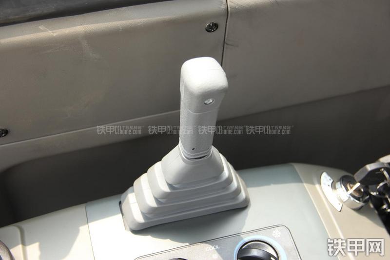 雷沃重工FR75挖掘机局部