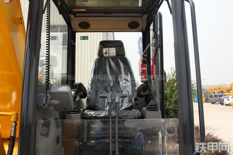 雷沃重工FR75挖掘机局部