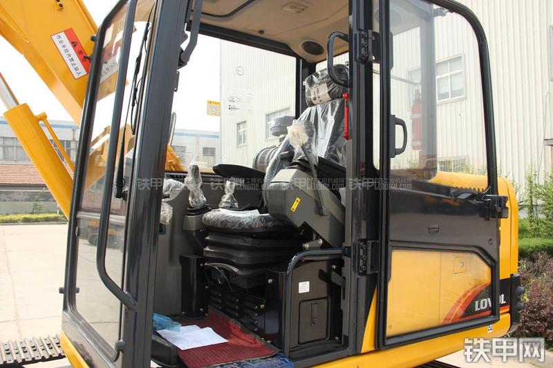 雷沃重工FR75挖掘机局部