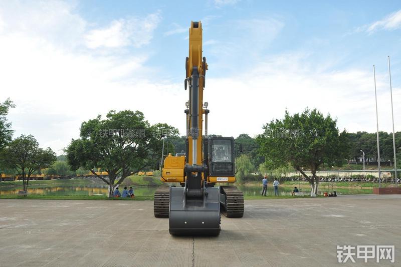 柳工CLG933E挖掘机整机外观