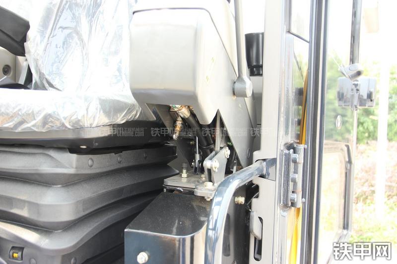 雷沃重工FR75挖掘机局部