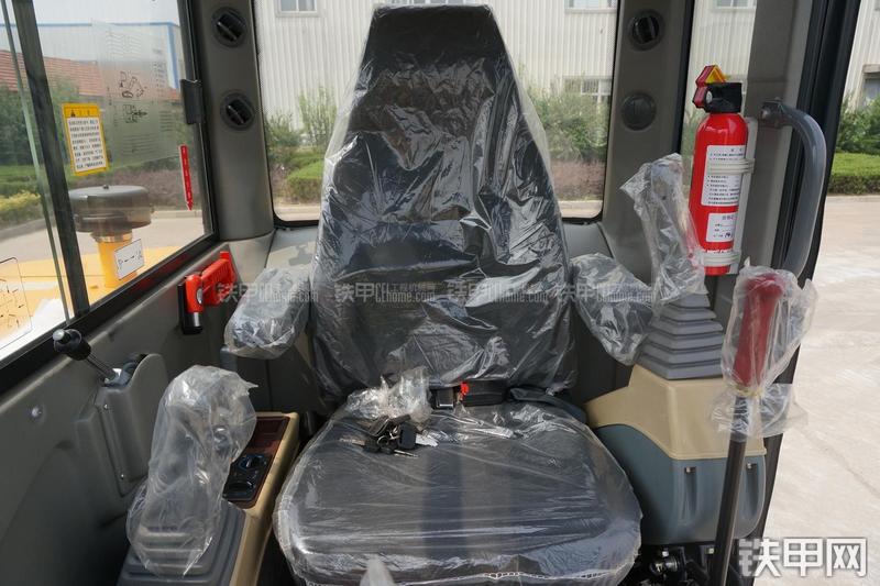 雷沃重工FR60挖掘机局部