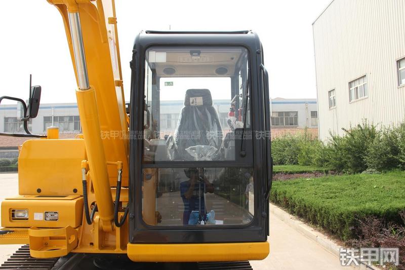 雷沃重工FR75挖掘机局部