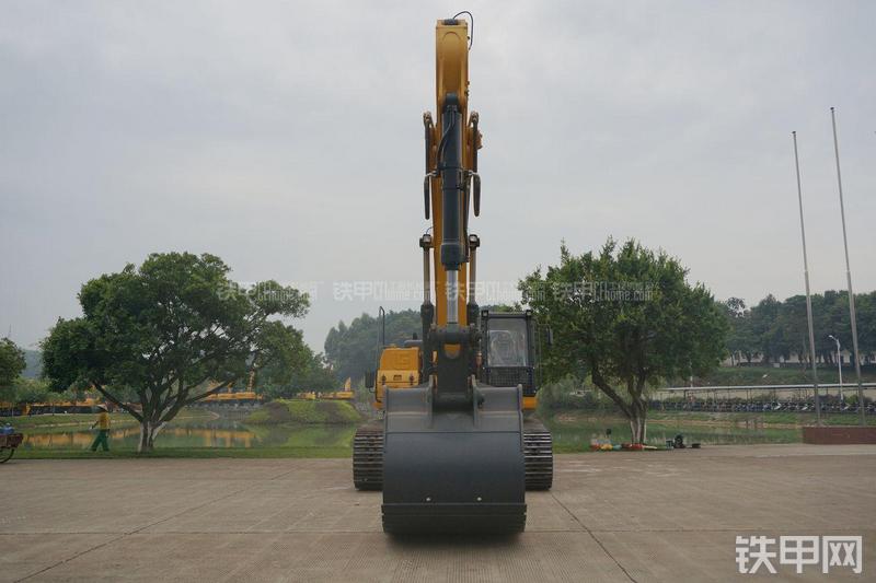 柳工CLG948E挖掘机整机外观