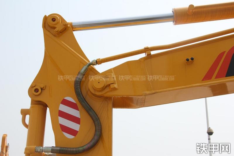 雷沃重工FR75挖掘机局部