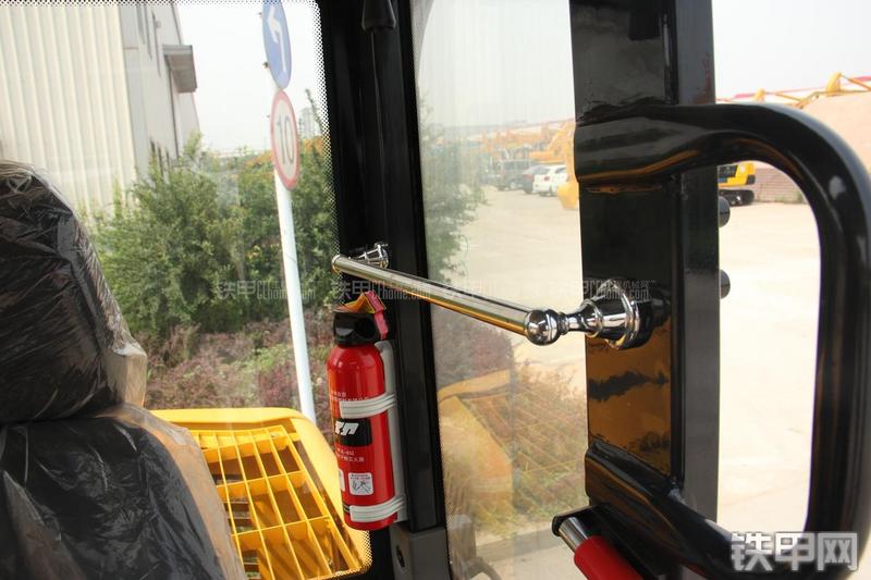 雷沃重工FR75挖掘机局部