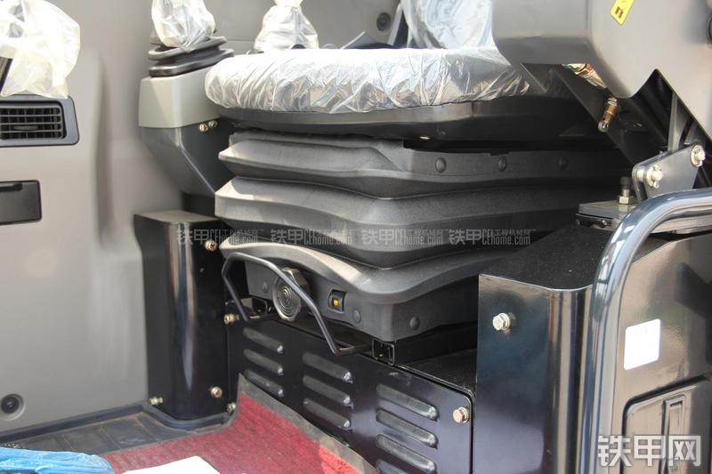 雷沃重工FR75挖掘机局部