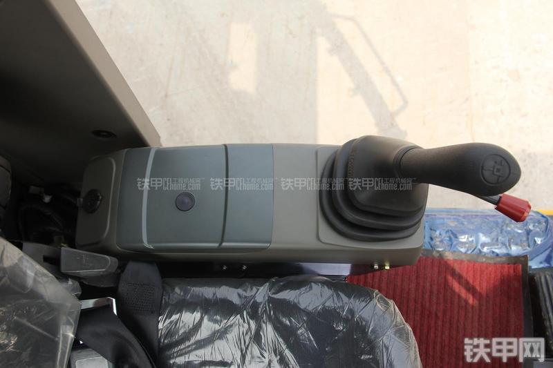 雷沃重工FR75挖掘机局部