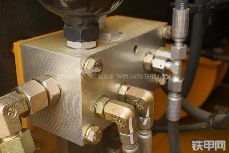 柳工CLG910E挖掘机局部