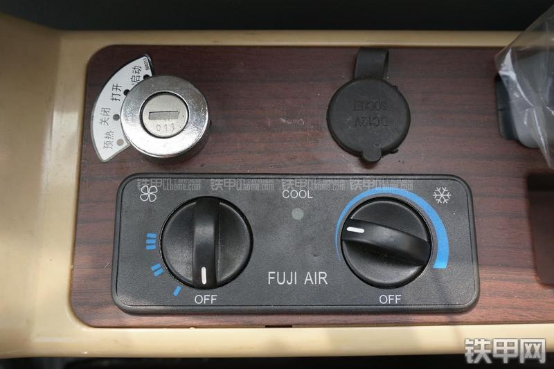 雷沃重工FR60挖掘机局部