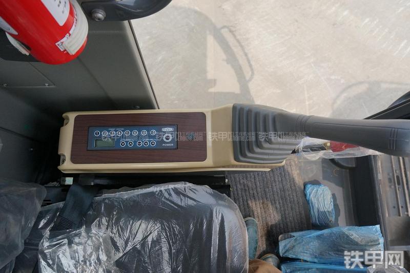 雷沃重工FR60挖掘机局部