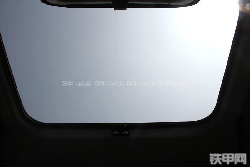 雷沃重工FR75挖掘机局部