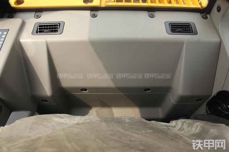 雷沃重工FR75挖掘机局部