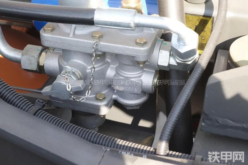 英轩重工YX636装载机展会( )