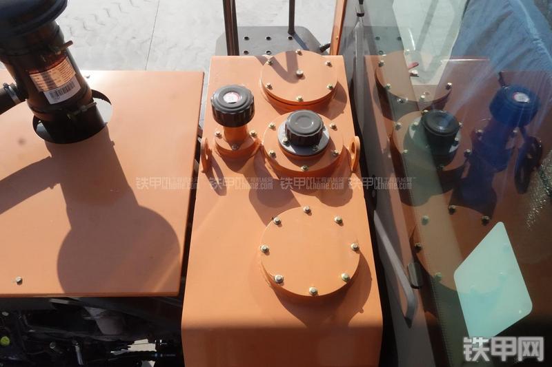 英轩重工YX636装载机展会( )