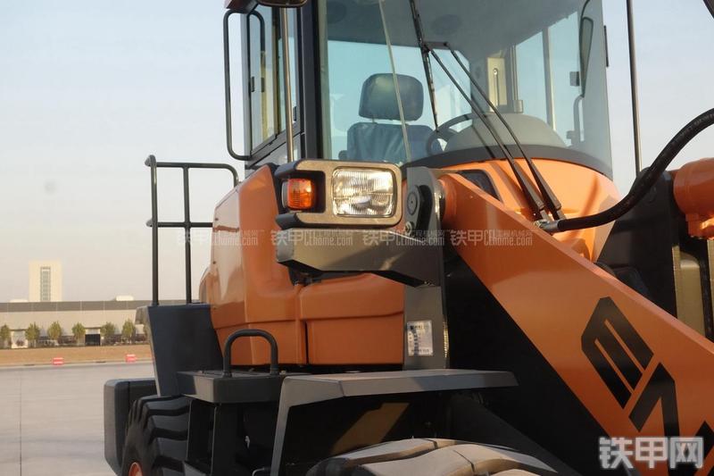 英轩重工YX635装载机展会( )