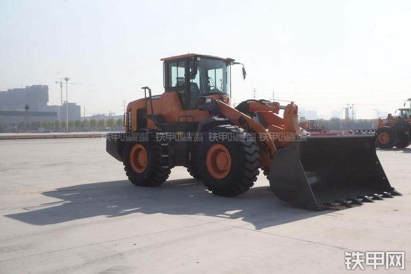 英轩重工YX656装载机展会( )