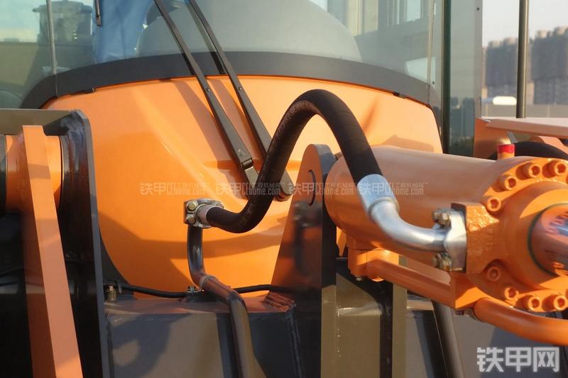 英轩重工YX635装载机展会( )