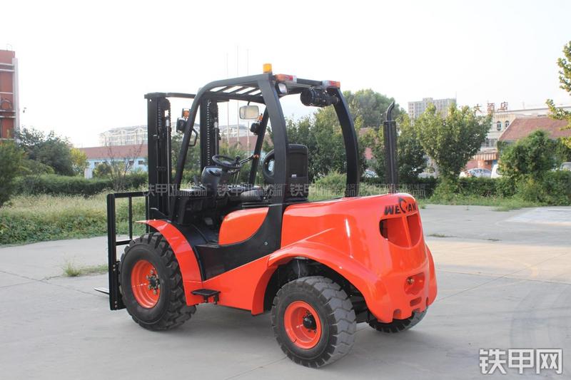 威肯CPCD30Y越野型伸缩臂叉车整机外观