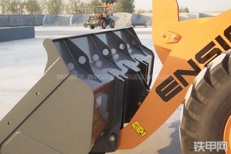 英轩重工YX635装载机展会( )