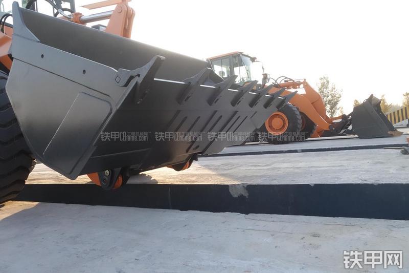 英轩重工YX636装载机展会( )