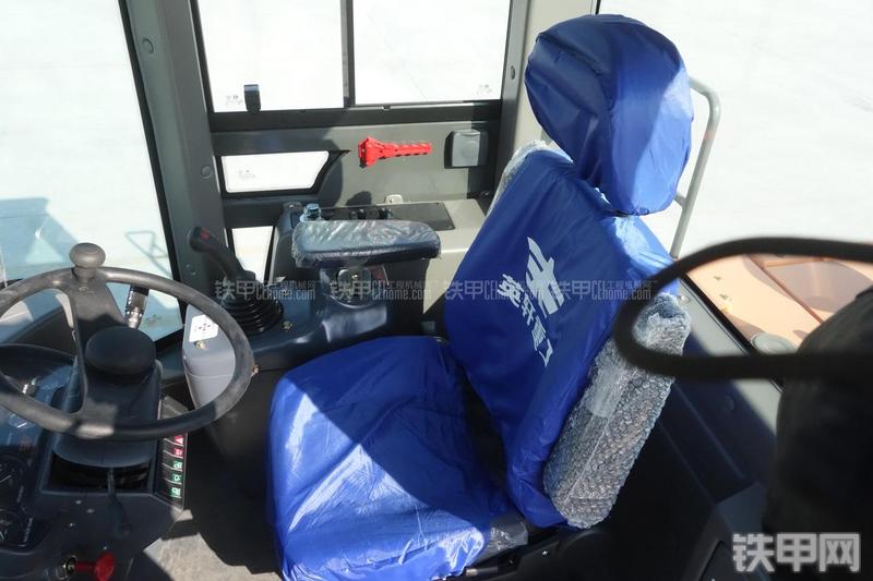 英轩重工YX636装载机展会( )