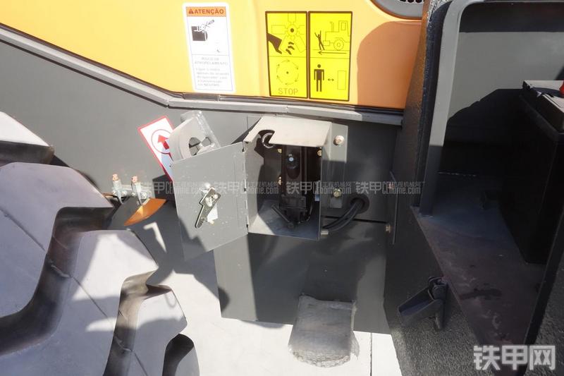 英轩重工YX636装载机展会( )