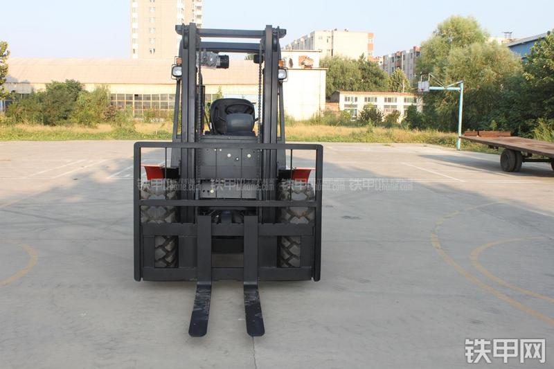 威肯CPCD30Y越野型伸缩臂叉车整机外观