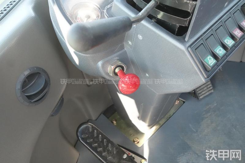 英轩重工YX636装载机展会( )