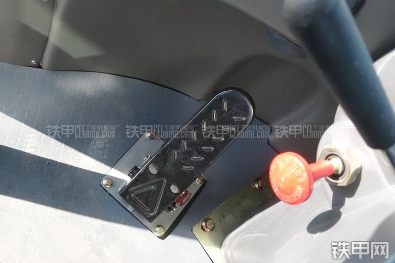 英轩重工YX636装载机展会( )