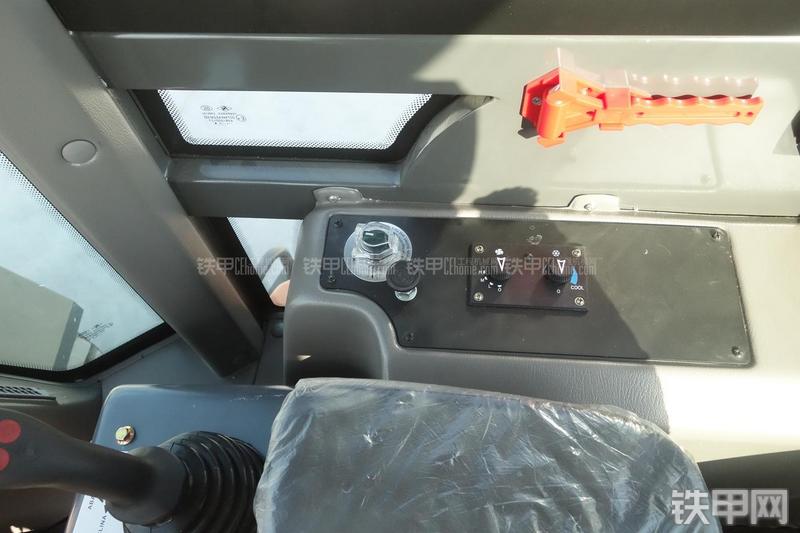 英轩重工YX636装载机展会( )