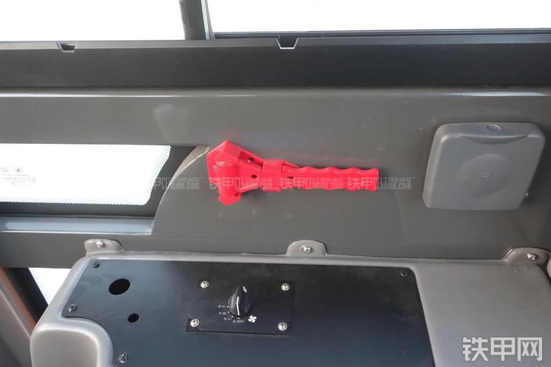 英轩重工YX635装载机展会( )