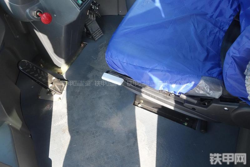 英轩重工YX636装载机展会( )