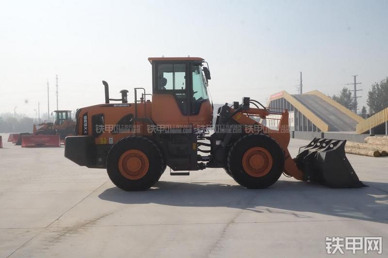 英轩重工YX636装载机展会( )