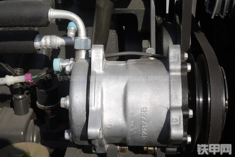 英轩重工YX636装载机展会( )